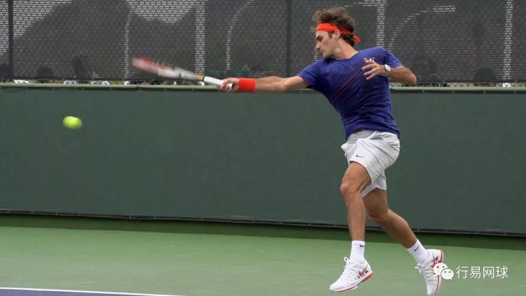 费德勒重返赛场，战术调整首场状态出色，雄鹿观众沸腾！
